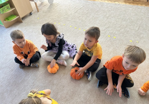 Rytmiczna zabawa z dyniami.