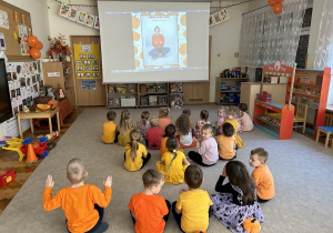 Kropelki podczas zabawy z dyniami.