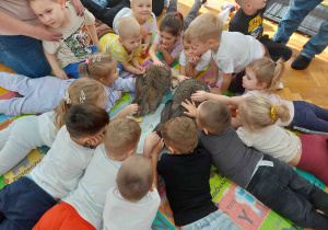 Pięciolatki leżąc obserwują króliki.