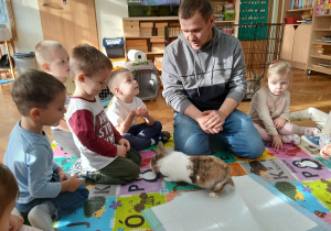 Dzieci słuchają pana.