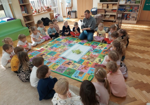 Czterolatki na warsztatach terapeutycznych ze zwierzętami.