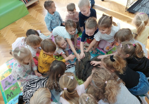 Dzieci głaszczą miłych gości.