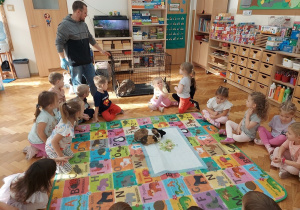 Pan prowadzący warsztaty opowiada jak należy zajmować się zwierzętami.