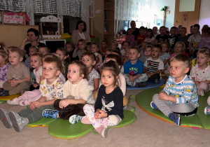 Dzieci z zaciekawieniem oglądają teatrzyk.