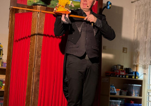 Magik trzyma mamę czerwonego kapturka.