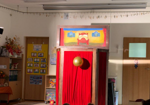 Dzieci oglądają rosnący brzuch wilka.