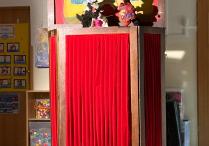 Kapturek przychodzi do babci.