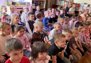 Dzieci oglądają przedstawienie.