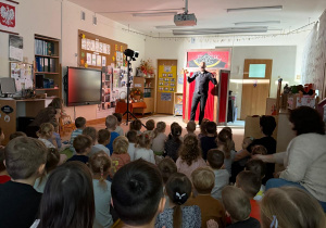 Dzieci witają się z magikiem.