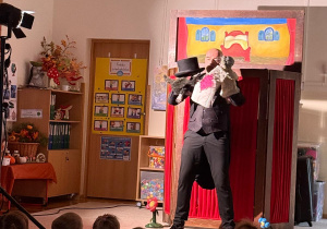 Na scenie występuje wilk i babcia.