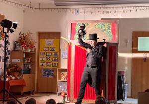 Magik w groźnej roli wilka.