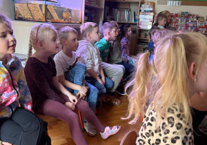 Dzieci z zaciekawieniem oglądają teatrzyk.