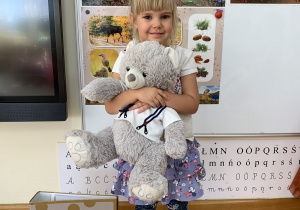 Dziewczynka i Miś Karol.