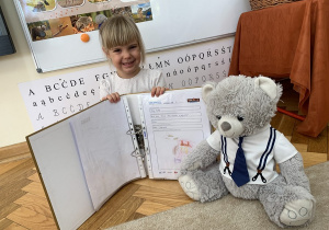 Dziewczynka ze swoim zadaniem wykonanym w ramach projektu.