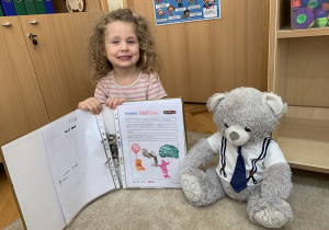 Dziewczynka i jej praca w ramach projektu.