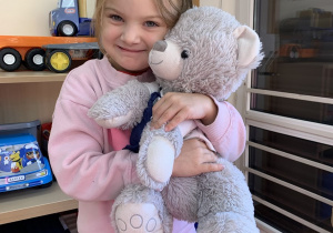 Dziewczynka z naszym grupowym przyjacielem.