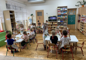 Grupa Kropelek podczas zajęć kulinarnych.