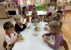 4-latki tworzą swoje owocowe jeżyki.