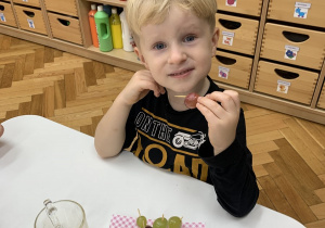 Degustacja swoich owocowych jeżyków.