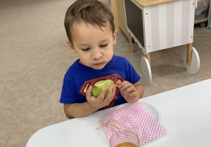 Owocowy posiłek w grupie 4-latków.