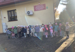 Grupa Kropelek przed budynkiem przedszkola.