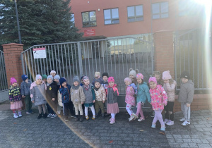 4-latki przed Szkołą Podstawową im. Mikołaja Kopernika w Łękińsku.