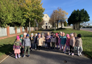 Przedszkolaki w alejce przed kościołem.