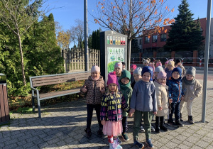 Kropelki przy pojemniku na elektro-śmieci na parkingu.