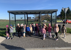 Przy przystanku autobusowym.