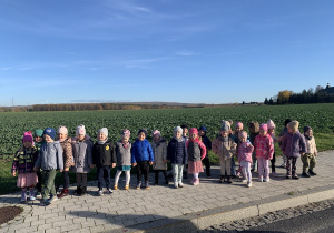 Kropelki na tle krajobrazu zielonego pola.