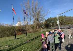 Zwiedzamy naszą miejscowość - przy masztach z flagami.