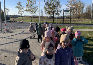 Dzieci na tle oczyszczalni składowiska śmieci.