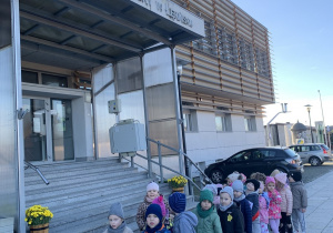Czterolatki przed budynkiem Domu Kultury.