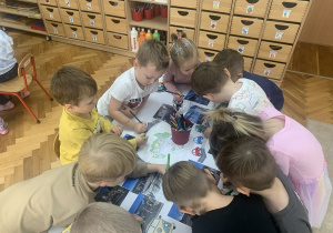 Przedszkolaki pracują przy mapie.