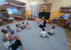 Dzieci słuchają opowiadania o Gniewku