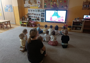 Dzieci oglądają filmik o Gniewku