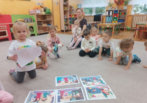 Dziewczynka układa historyjkę obrazkową do opowiadania