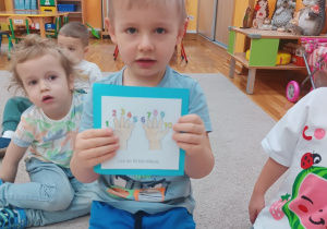 Chłopiec pokazuje ilustrację ukazującą sposoby radzenia sobie ze złością