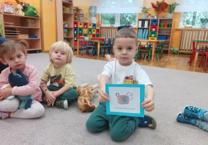 Chłopiec pokazuje ilustrację ukazującą sposoby radzenia sobie ze złością