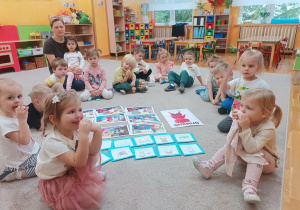 Przedszkolaki pozują do zdjęcia