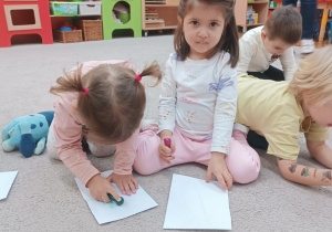 Dziewczynki rysują złość na kartce