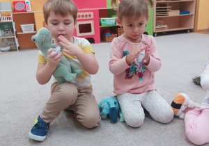 Dzieci zgniatają kartkę