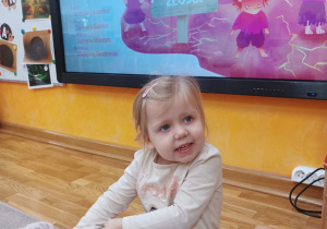 Dziewczynka rozrywa kartkę