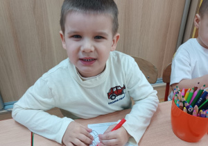 Chłopiec koloruje postać Gniewka