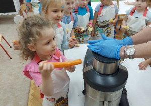 Czterolatki robią sok owocowo-warzywny.