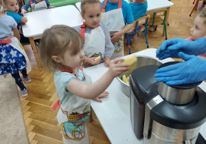 Kropelki wspólnie robią zdrowy sok.