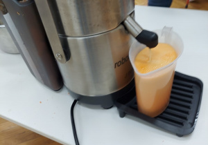 Pyszny, zdrowy sok z marchewki i jabłek.