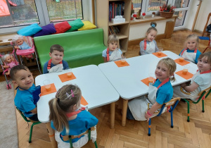 Degustacja soku przez dzieci.