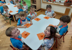 Przedszkolaki próbują soku.