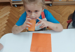 Dziewczynka pije sok.